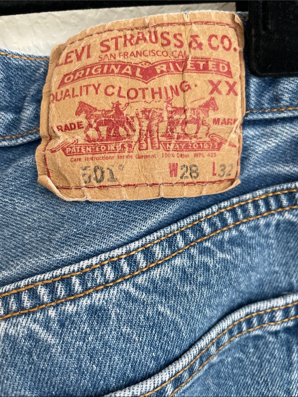 Levi's Men's 501 Button-fly Straight Jeans in Medium Blue Wash 28 x 32 - Picture 8 of 11